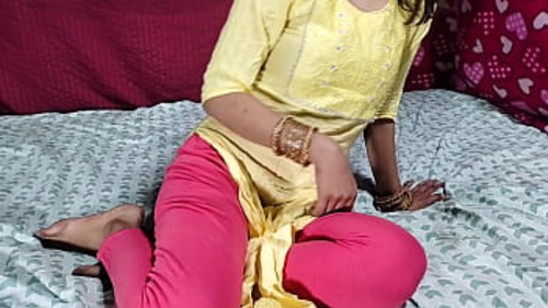 वरुण शर्मा भारतीय पत्नी नेहा शर्मा के साथ तीव्र गुदा सेक्स करती है जबकि उसका पति अनुपस्थित होता है