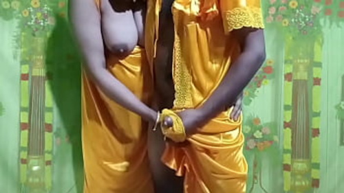 एक बंगाली युवा अपनी वॉलुप्टुअस आंटी के साथ शादी के दौरान अंतरंग बातचीत में शामिल होता है
