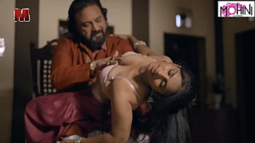 सौतेली माँ मोहिनिलक्ष्मी को उसके भारतीय सौतेले बेटे से घर पर तीव्र डॉगीस्टाइल पाउंडिंग मिलती है।