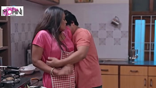 सौतेला बेटा भारतीय माँ के साथ रसोई में सेक्स करता है