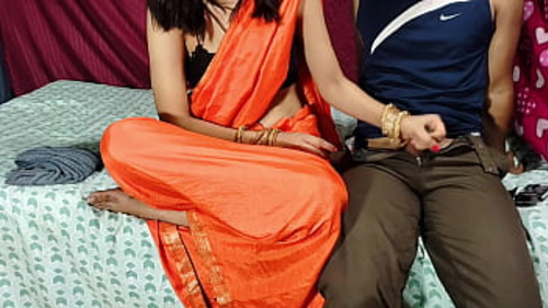 स्टेडी कैमरा सौतेली माँ की सौतेले बेटे के साथ अंतरंग मुठभेड़ को भारतीय होममेड वीडियो में कैप्चर करता है।