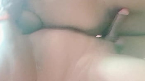 सौतेला भाई बहन की बॉयफ्रेंड के साथ गुप्त बातचीत का पता लगाता है और उसे संभोग के लिए मजबूर करके सजा देता है