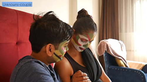 एक जवान आदमी अपनी खूबसूरत गर्लफ्रेंड के साथ रफ होकर अपनी इच्छाओं को संतुष्ट करता है जिसकी टाइट चूत है।