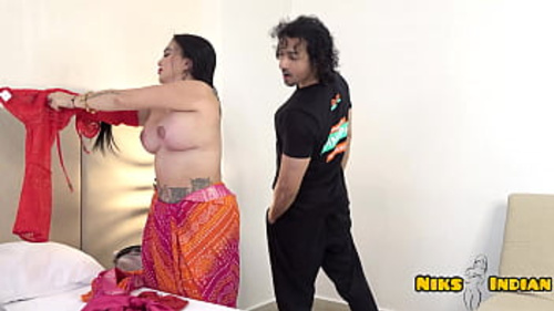 सौतेला भाई सौतेले परिवार के सदस्य के साथ तीव्र सेक्स करता है, उसे कपड़े उतारने और अपने बड़े जननांगों को दिखाने के बाद।