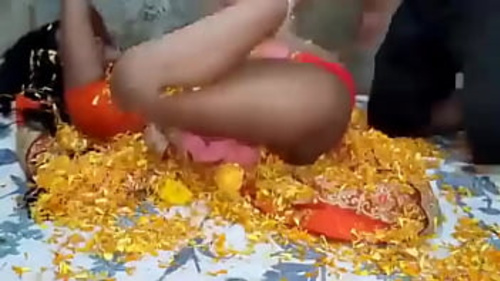 भाभी अपने पसंदीदा डिल्डो के साथ एक किंक थ्रीसम में लिप्त होती है।