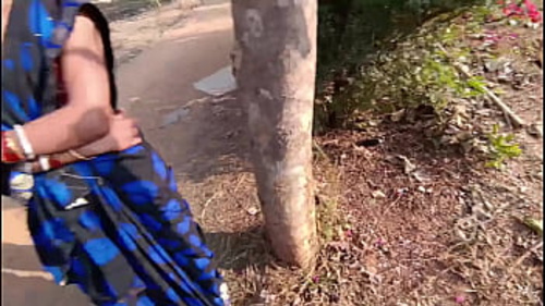 एक सेक्सी औरत अपने पति के साथ पार्क में सेक्स करती है, और वे डॉगी स्टाइल पोजीशन में किस शेयर करती हैं।