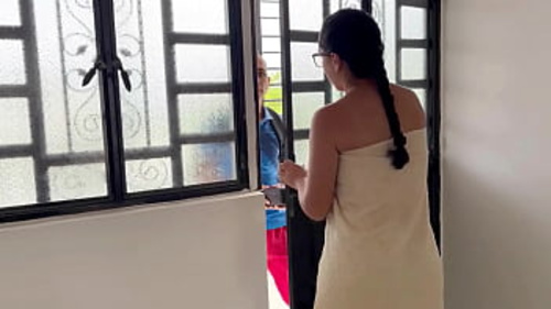 टोबी की तंग योनि डिलीवरी जॉब पूरा करने के बाद वीर्य से भर जाती है।