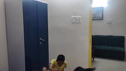 दो भारतीय लड़कियाँ और एक पतला लड़का बेडरूम में एक भावुक थ्रीसम में लिप्त होते हैं।