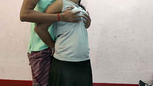 अनुज और के सोनी ने अपने गधों को एक गांव की आधुनिक सेटिंग में बेरहमी से ठोका है।