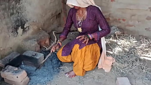 टाइट योनि वाली भारतीय महिला को उसके पसंदीदा आउटफिट को पहनते हुए और स्पष्ट बातचीत में शामिल होते हुए तीव्रता से प्रवेश किया जाता है