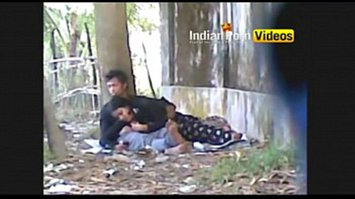 देसी लड़कियाँ बाहर ओरल प्लेजर दे रही हैं भारतीय पोर्न मूवीज़ में।