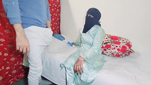 बड़ी छाती वाली भारतीय गर्लफ्रेंड को उसके बड़े लंड वाले साथी से तीव्र गुदा मिलता है, स्पष्ट फुटेज में।