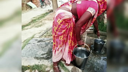 एक गाँव की नग्न महिला पानी के पंप पर लेटी होती है और ओरल स्टिमुलेशन प्राप्त करती है, फिर ब्लोजॉब देती है
