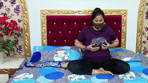 नबीला शहज़ादी अपनी भव्य भारतीय माँ की अनुपस्थिति के कारण एकल आनंद में लिप्त होती है।