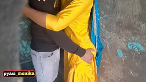 एक भारतीय आदमी कक्षा में एक युवा महिला छात्रा के साथ सेक्स करता है और एक उत्तेजक नग्न तस्वीर लेता है।