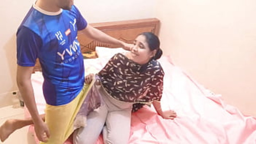 बड़ी खूबसूरत महिला की योनि को वास्तविक हार्डकोर सेक्स वीडियो में तीव्रता से प्रवेश किया जाता है