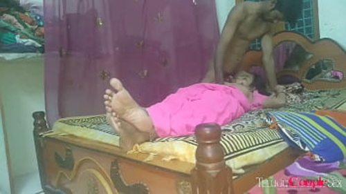 नित्या और उसका भारतीय प्रेमी एक जुनूनी होममेड सेक्स वीडियो में।
