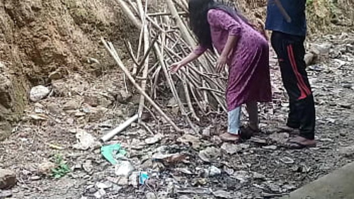 पड़ोसी की बड़ी उम्र की महिला ने मदद के बदले मेरे साथ सेक्स किया।