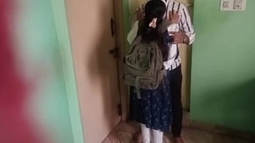 कोमल, एक भारतीय लड़की, अपने बॉयफ्रेंड के साथ यौन गतिविधि में संलग्न होती है