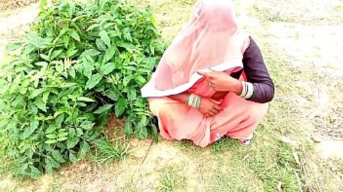 फील्ड धान का दौरा करती है और जबरन उसके ससुर द्वारा गला घोंट दिया जाता है