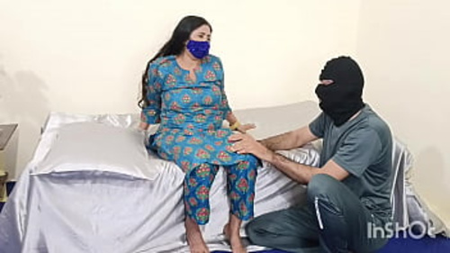 एक कामुक भारतीय मालकिन अपने घरेलू नौकर को ओरल सेक्स देती है