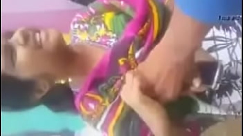 एक तमिल लड़की भुगतान के लिए स्तन मालिश प्रदान करती है, और एक तमिल लड़का उसके बारे में बात करने में रुचि रखता है।