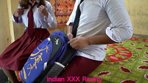 भारतीय जोड़ा स्पष्ट हिंदी में बोलते हुए यौन संबंध में संलग्न होता है