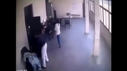 स्टाफ रूम में एक प्रिंसिपल और टीचर के स्टीमी फोन वीडियो