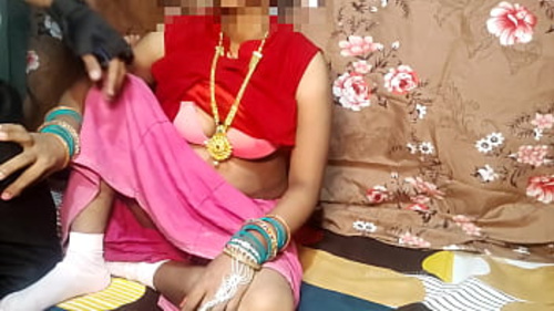 भारतीय पति और पत्नी असली लाल आउटफिट में