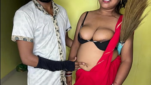 बड़ी खूबसूरत भारतीय महिला कामवाली बे एक्शन में