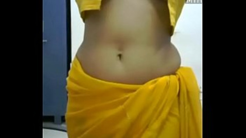 कामुक भारतीय महिला साड़ी में उत्तेजक नृत्य करती है, अपने स्तनों को उजागर करती है