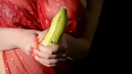 भारत की एक लड़की अनार के साथ खेल रही है