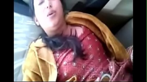 एक भारतीय जोड़ा वाहन में सेक्स कर रहा है