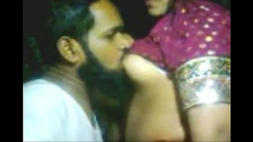 एक भारतीय गाँव की सुंदरता का अपने पड़ोसी के साथ अंतरंग होने का वॉयूरिस्टिक वीडियो।