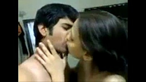 सोनिया भाभी और सनी भारतीय संस्कृति में रोमांटिक चुंबन साझा करते हैं