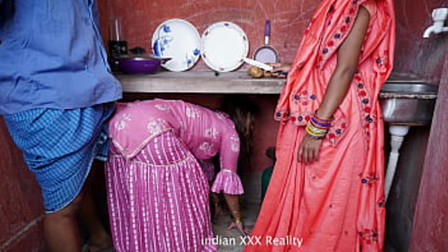 एक भारतीय परिवार की रसोई में गर्म xxx मुठभेड़, हिंदी में डब