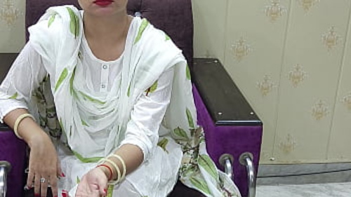 विवेक, सौतेला बेटा, एक भारतीय परिपक्व महिला को उसकी योनि और गुदा क्षेत्रों के माध्यम से एक मसालेदार पारिवारिक कामुक वीडियो में तीव्रता से संतुष्ट करता है।