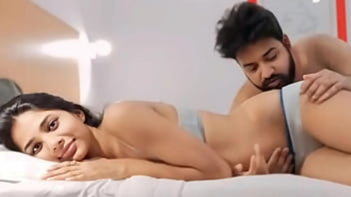 सुल्त्री स्टेप-सिस्टर रिया विभिन्न एरोटिक पोजीशन्स में सोलो प्लेटाइम के दौरान लिप्त होती है।