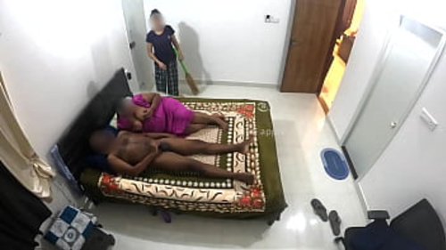 प्यारी लड़की कमरे को साफ करते हुए चमकती है और हस्तमैथुन करती है