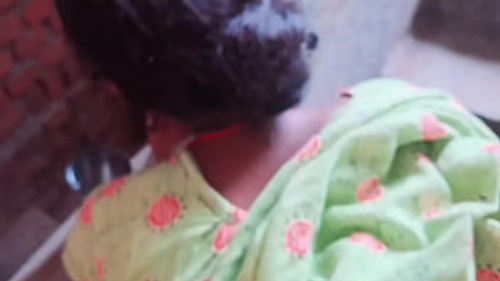 यातुन एक भारतीय पत्नी के रूप में कपड़े पहनती है और अपने युवा नौकर के साथ कठोर यौन संबंध बनाती है।