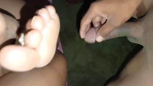 एक सेक्सी भारतीय महिला को देखें जो अपने बालों वाले जननांगों को एक बड़े खिलौने से भरते हुए चरमसुख प्राप्त करती है